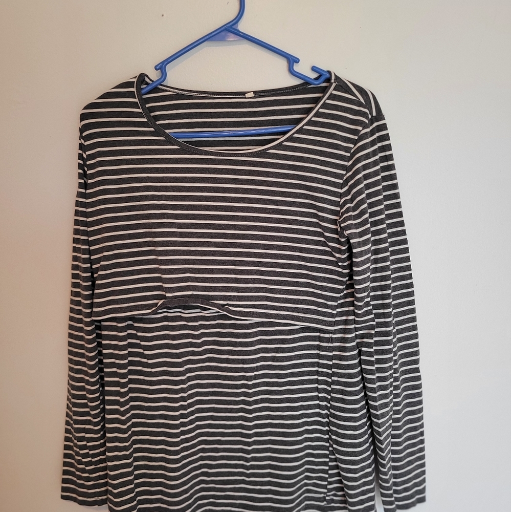 Bundle of 6 nursing tops . 5 medium 1 small